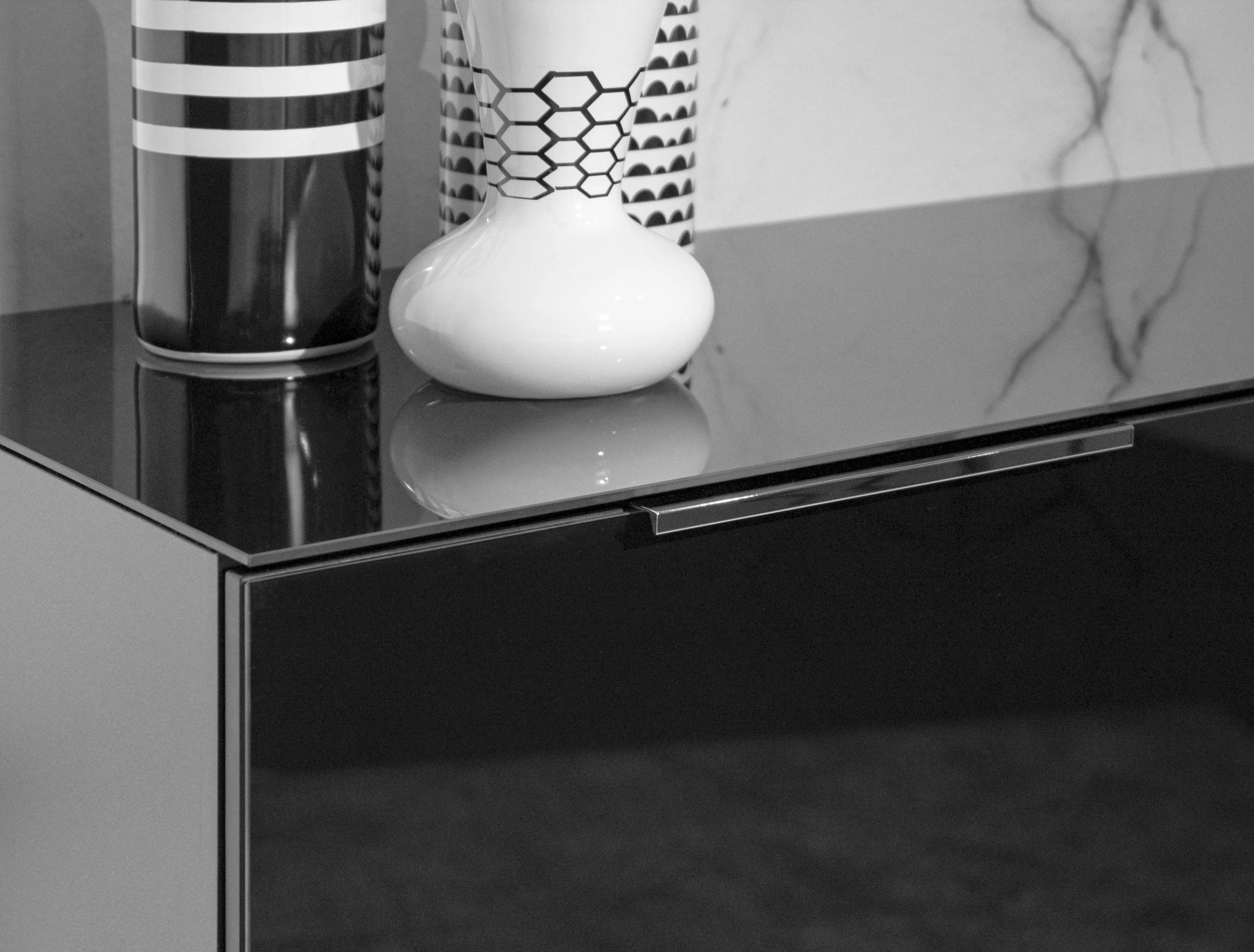 Commode Dudek 83cm Met 2 Deuren & 1 Lade - Zwart 4 Commode Dudek 83cm Met 2 Deuren & 1 Lade - Zwart - Afbeelding 2